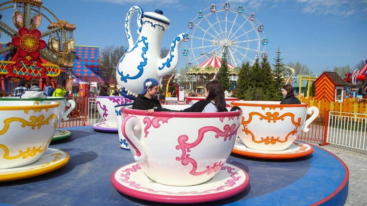    Посетители парка развлечений «Сказка» на западе Москвы на обновленных аттракционах / Фото: Сергей Ведяшкин / АГН «Москва»