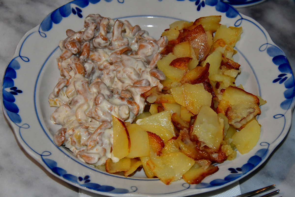 Лисички со сметаной