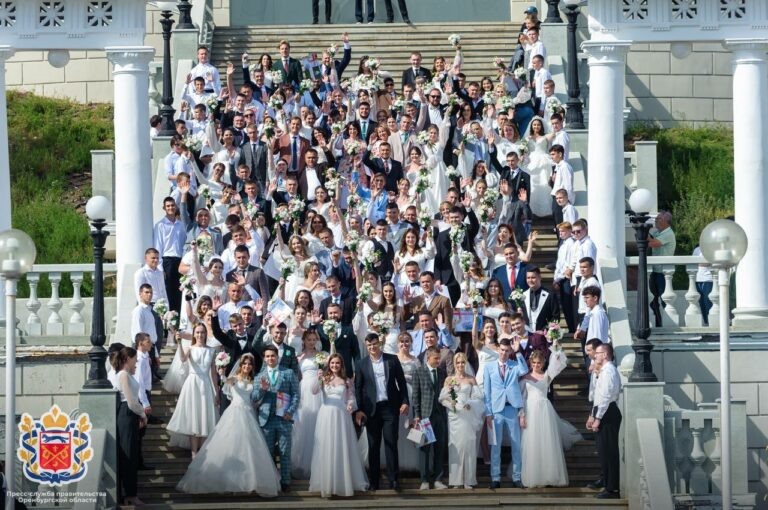    В Оренбурге 90 семей приняли участие в проекте «Большая свадьба» Марина Шарт