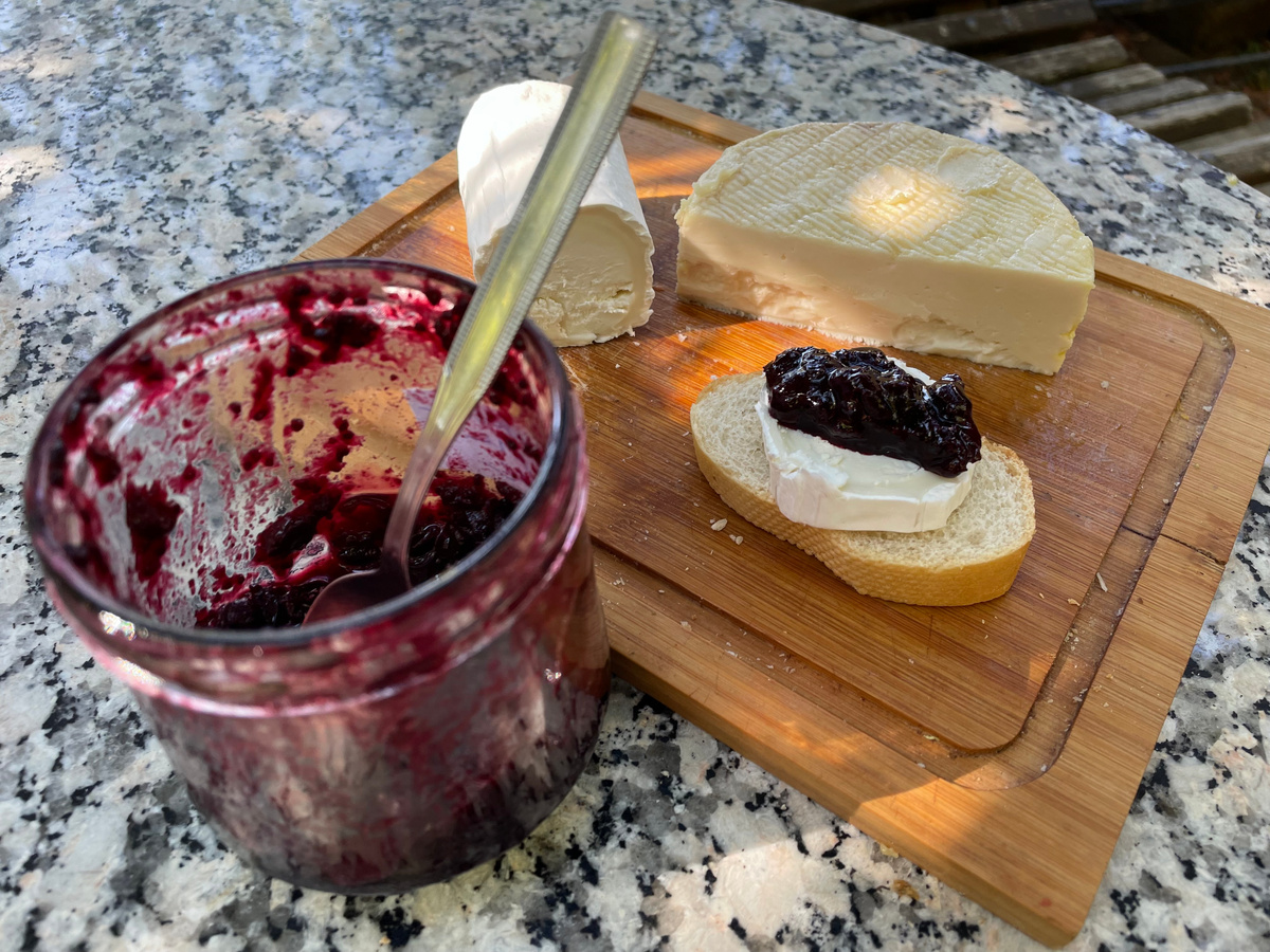 Вот так испанцы едят сыр с вареньем. Кстати, очень вкусно получается