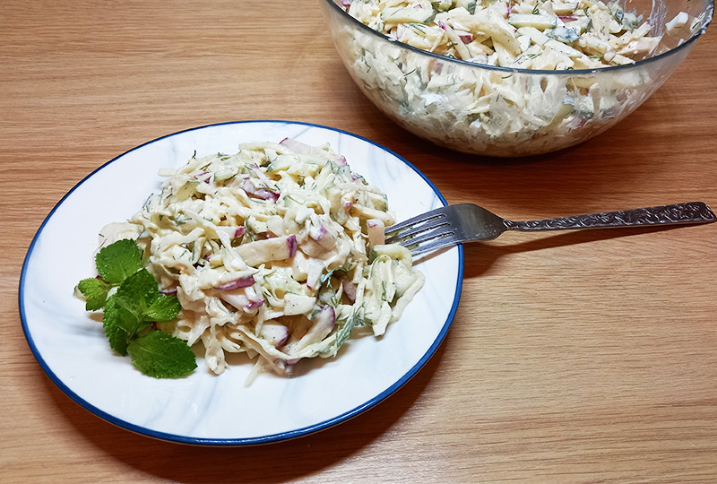 Салат из капусты, редиса и огурцов