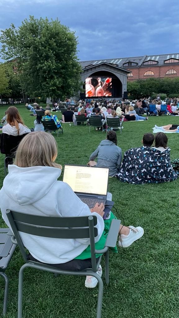 Пишу статью в Дзен и смотрю кино под открытым небом