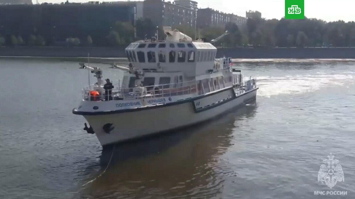    К тушению крупного пожара в Москве привлекли пожарный корабль