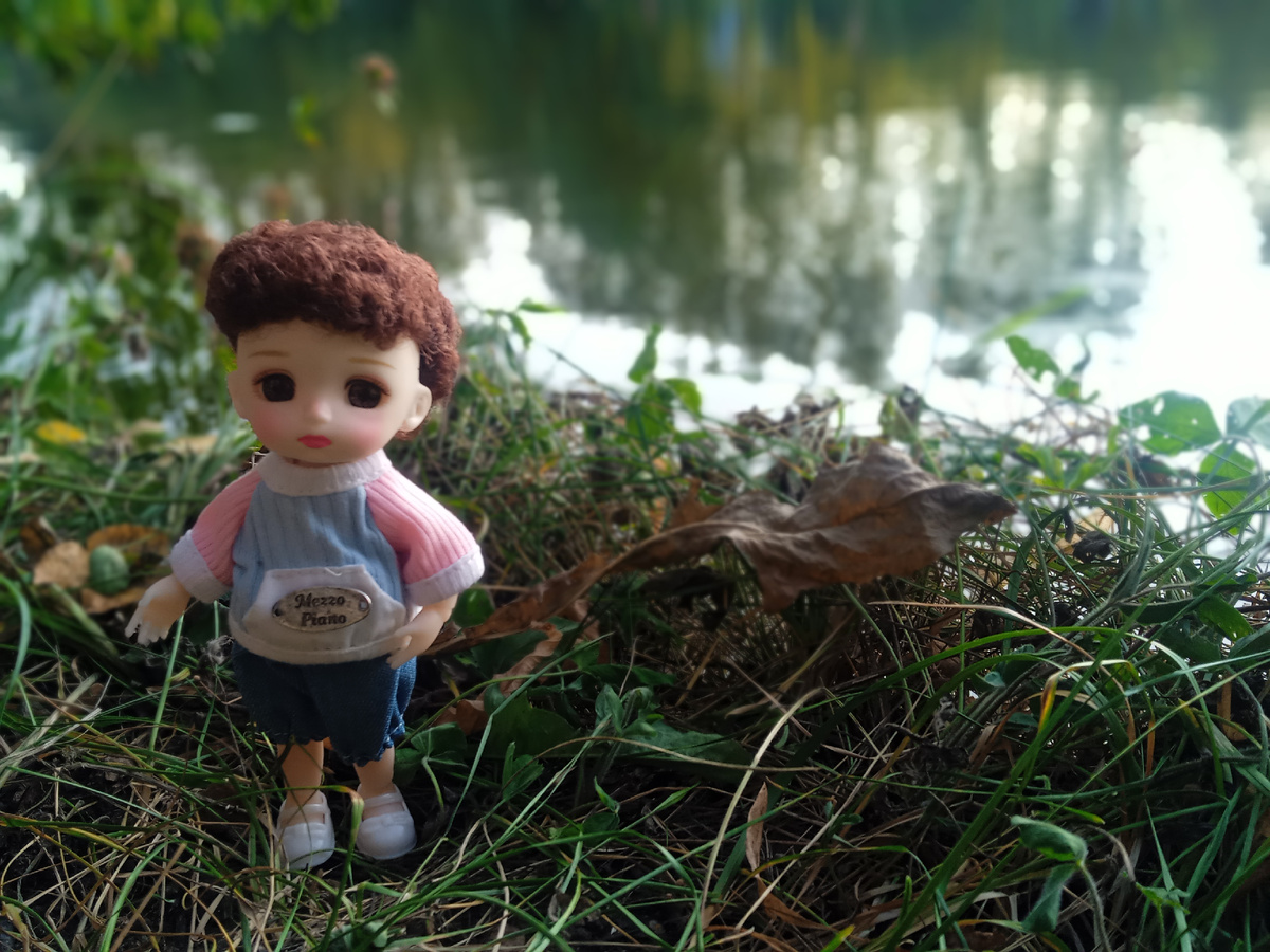 Женя на пруду. Фото автора.