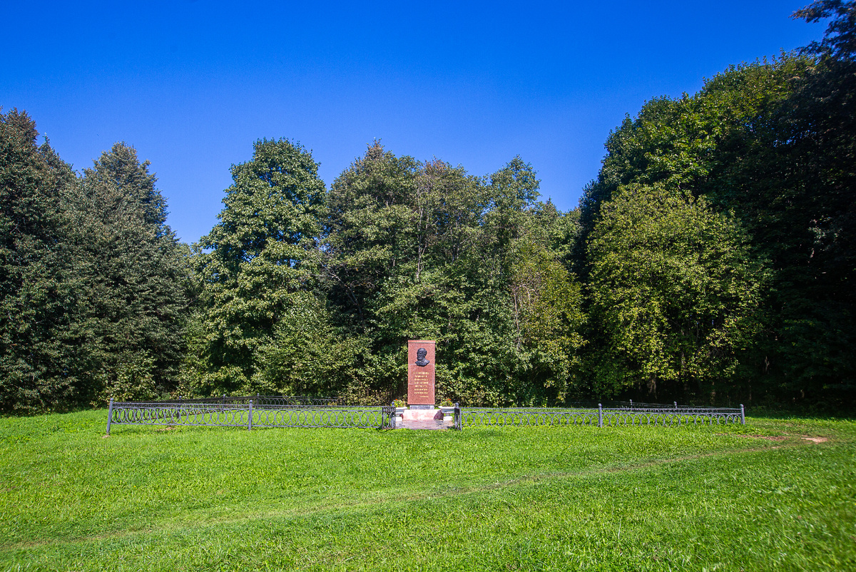 Памятная стела в честь Петра Ильича Чайковского на месте усадьбы Фроловское, где он жил. Посёлок Чайковского, окрестности деревни Фроловское. Городской округ Клин, Московская область. Фото автора статьи 