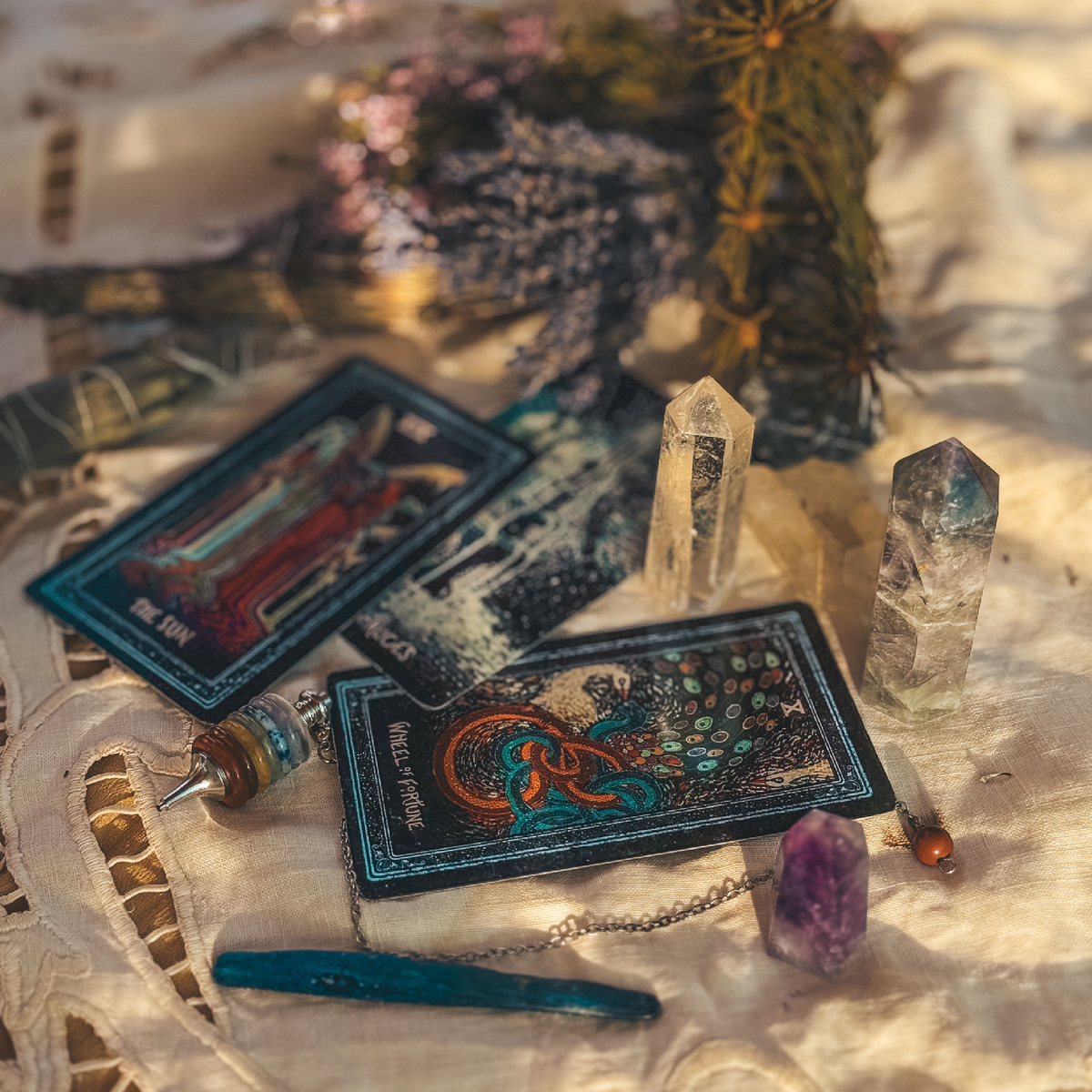 На фото колода таро Prisma vision