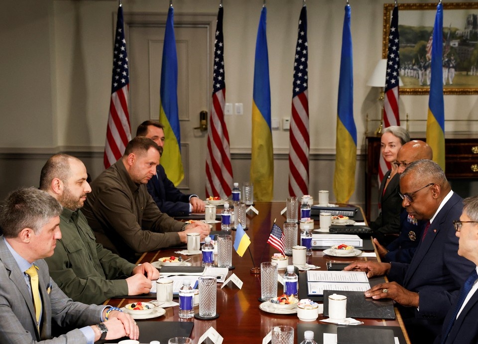 Глава Пентагона Ллойд Остин во время встречи с Рустемом Умеровым. Фото: REUTERS