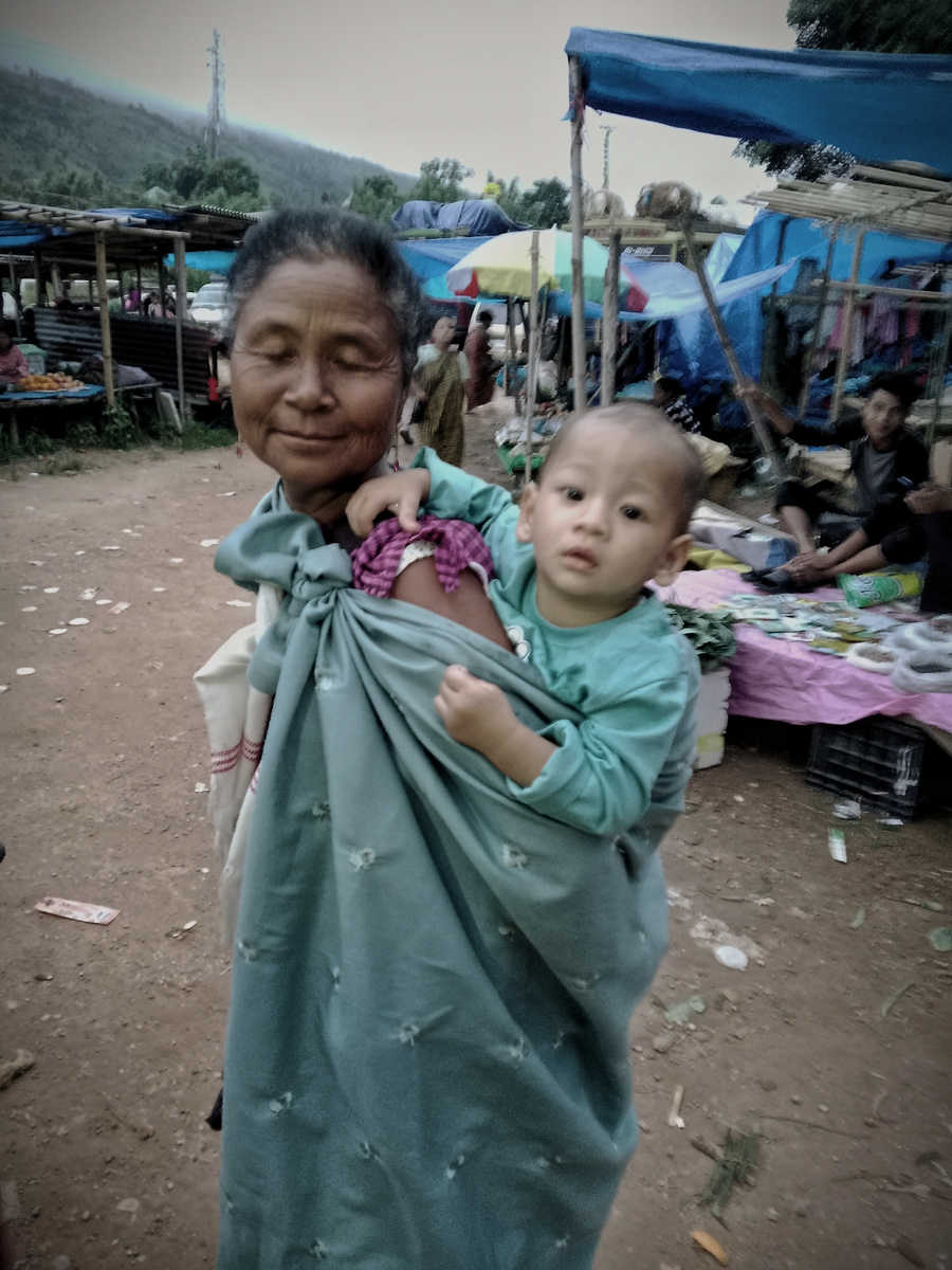Женщина кхаси на небольшом местном  рынке. 