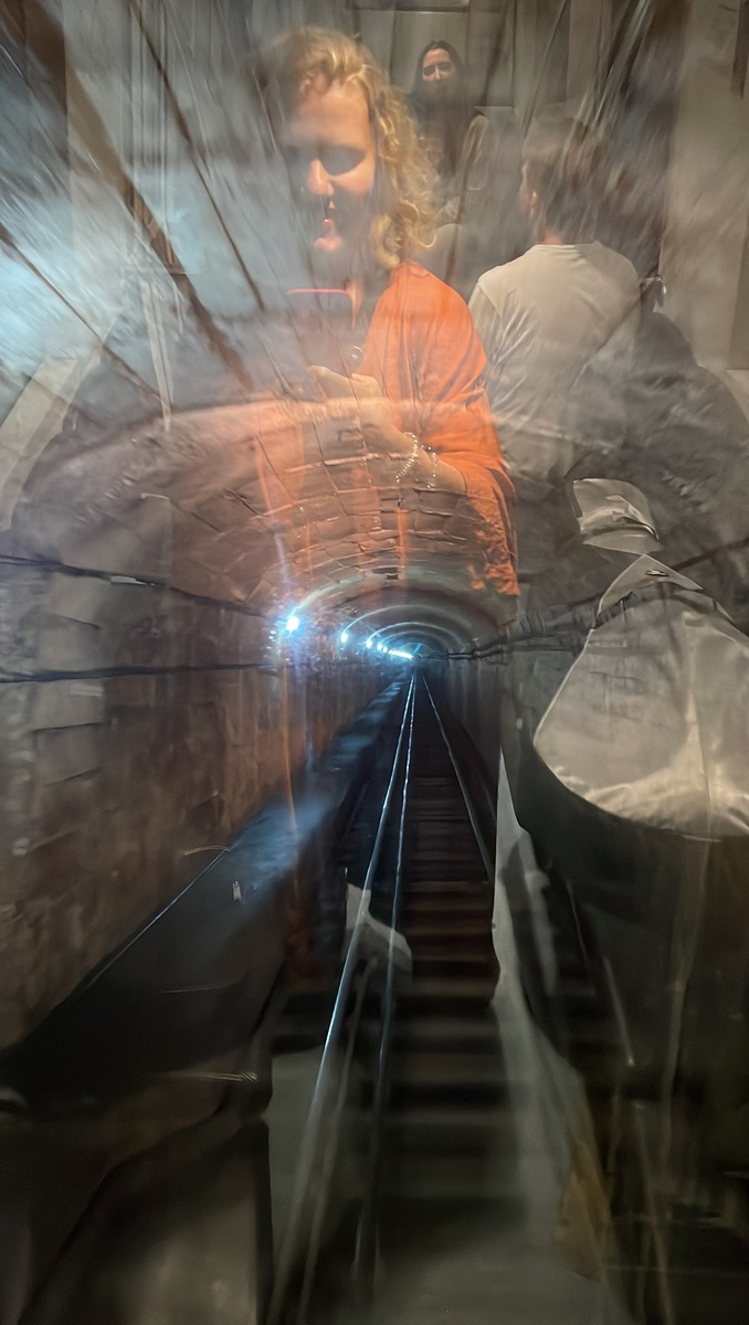 дорога в специальном подземном поезде до Новоафонской пещеры
