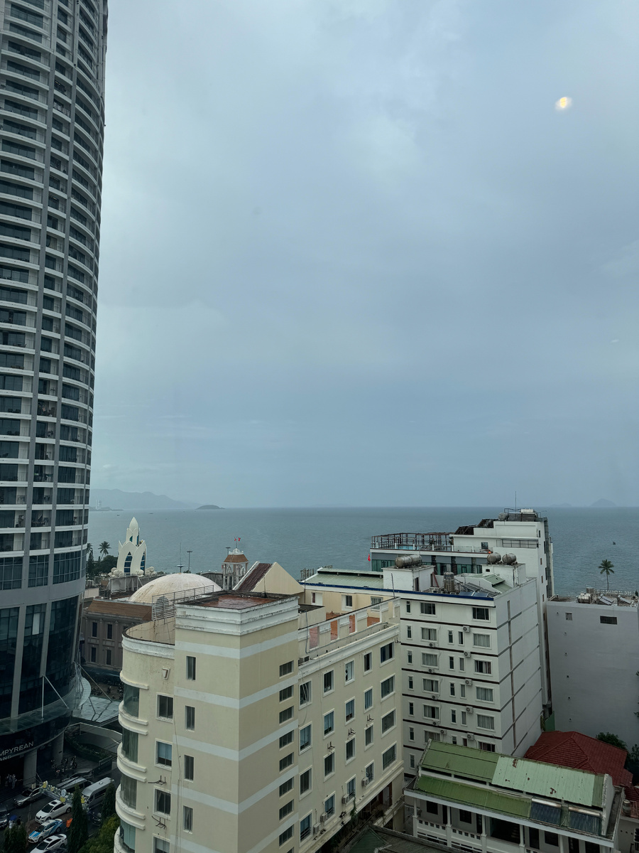 Вид из окна отеля Ibis Styles в Нячанге.