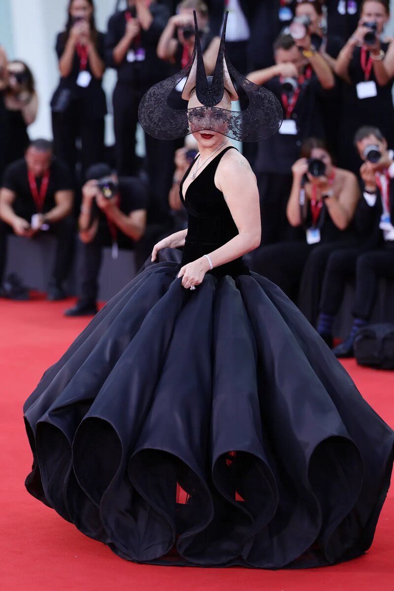 Леди Гага в Dior Haute Couture, головном уборе Philip Treacy и украшениях Tiffany & Co