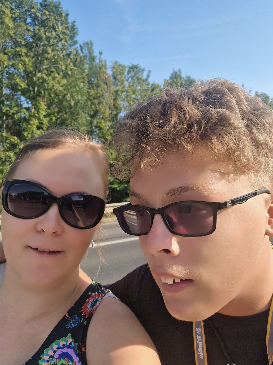 селфи перед училищем) Зацените стрижку у Миши, просил постричь только сзади, а кудри оставить