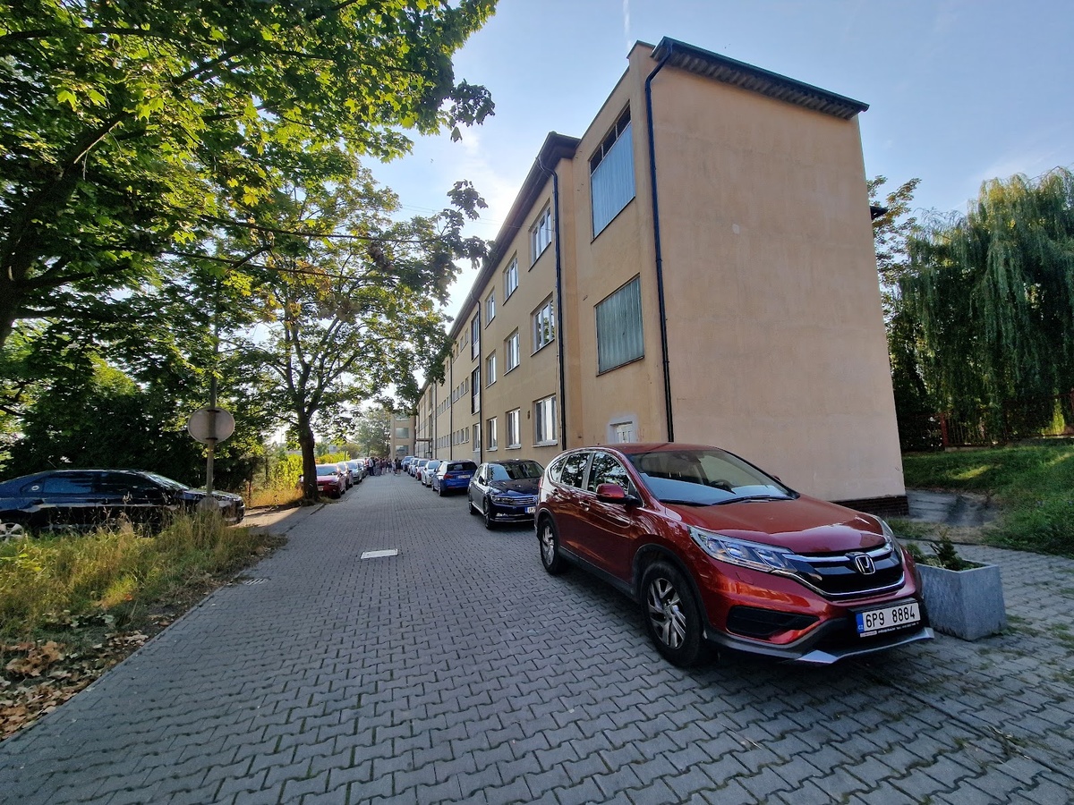 фото автора: здание его средней школы. Она называется Средняя профессиональная школа сервиса и услуг