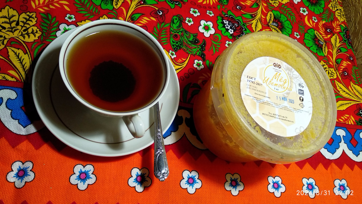 Чтобы продегустировать такой продукт, и не "засахариться", запиваю мед несладким чаем