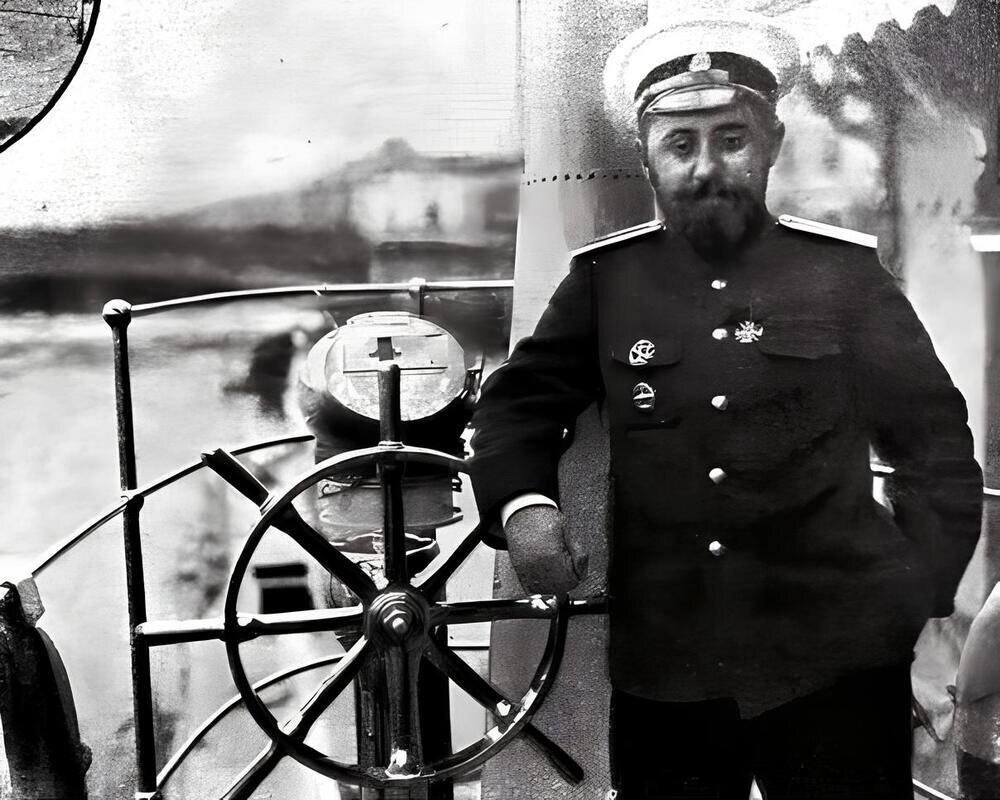 С.Н. Власьев у штурвала на рубке подводной лодки «Акула» (1912 г.)