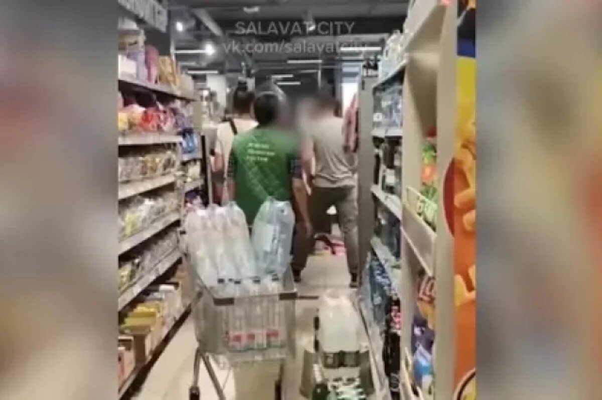    Метали ножи, брызгали кровью.