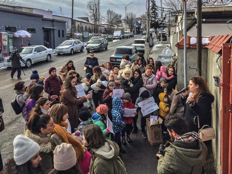 Протест у офиса МККК в Степанакерте во время блокады. Местные жители Нагорного Карабаха видели в организации представителя внешнего мира и стремились привлечь внимание к своему бедственному положению. Фото: Марут Ванян