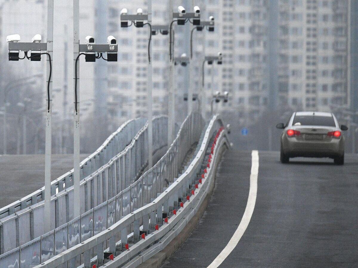    Автомобильное движение на мосту через Кожуховский затон на юго-востоке Москвы© РИА Новости / Рамиль Ситдиков