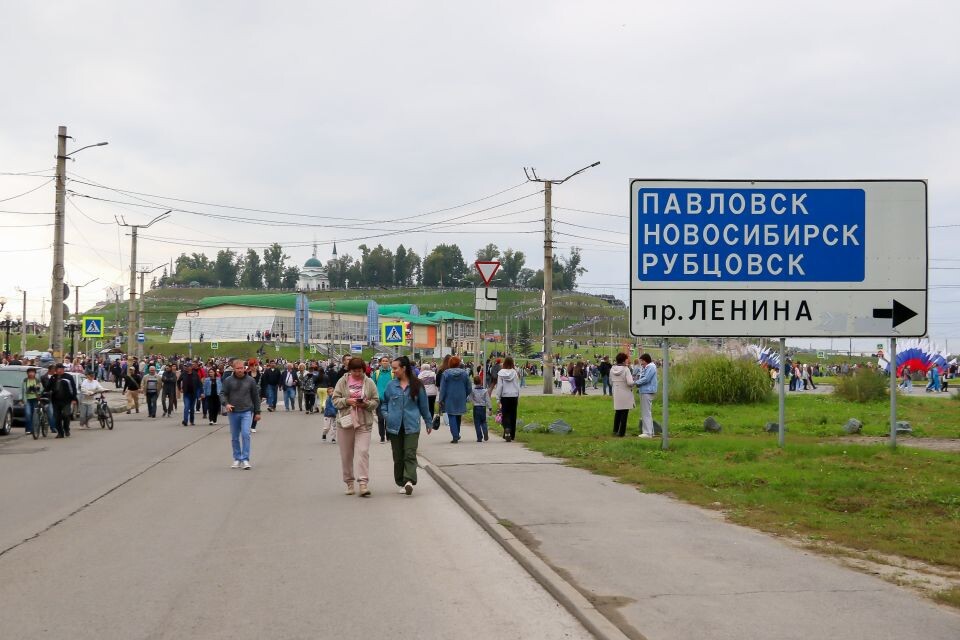    Показательные полеты "Русских витязей" в Барнауле на День города. Источник: Виталий Барабаш/"Толк"