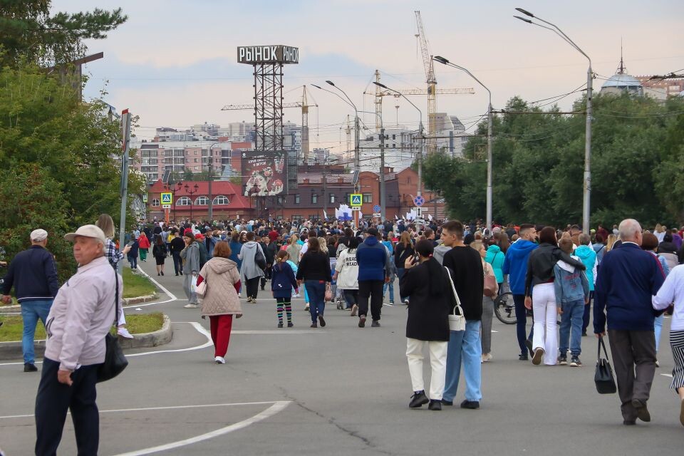    Показательные полеты "Русских витязей" в Барнауле на День города. Источник: Виталий Барабаш/"Толк"