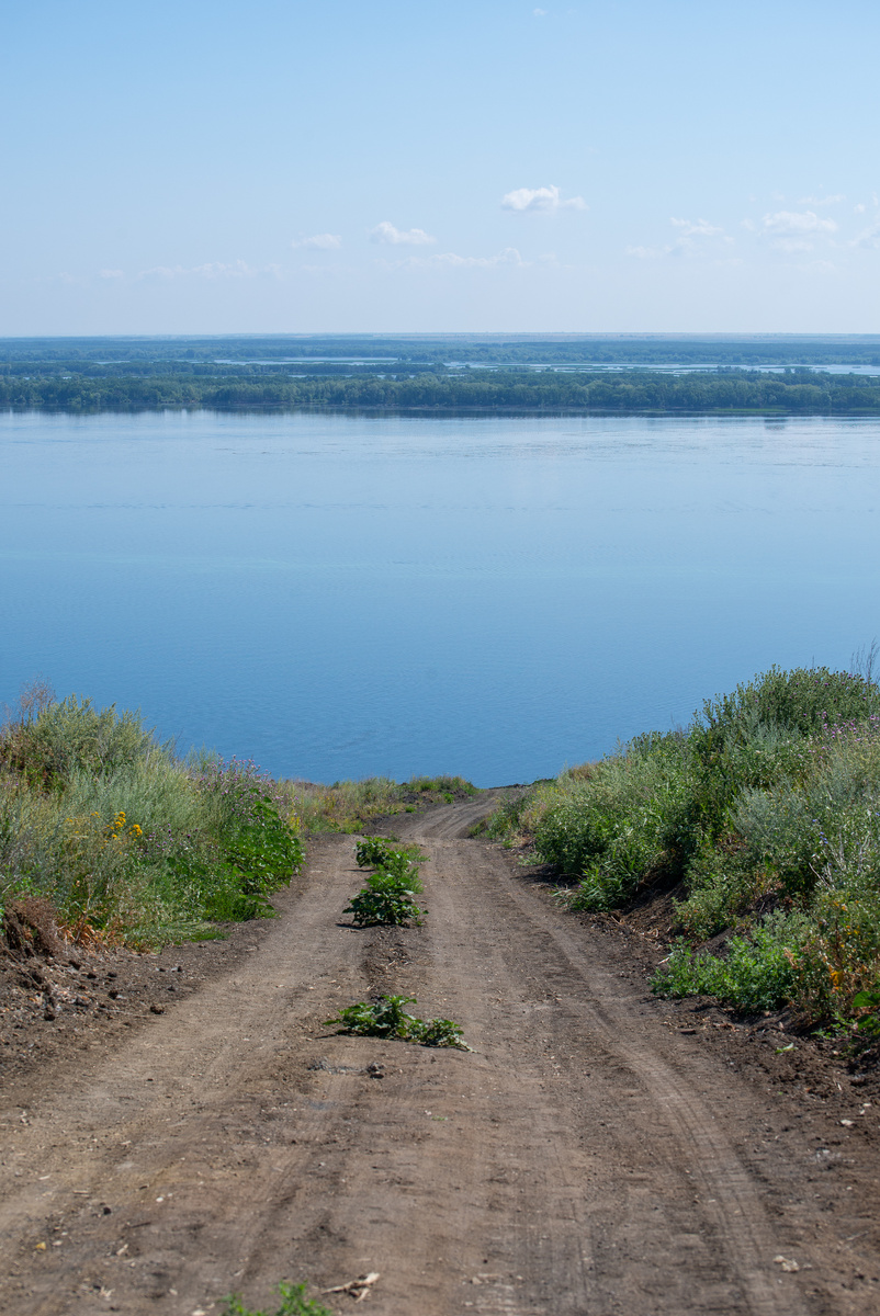 Спуск к реке. Вид уже крайне живописный