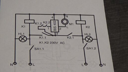 Как подключить вентилятор в ванной и туалете одновременно . Схема с импульсным реле BIS 402 .