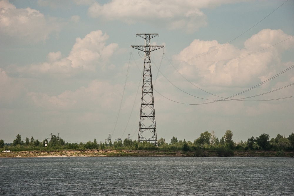 Когда провода висят низко над водой.  фото: картинки яндекса.