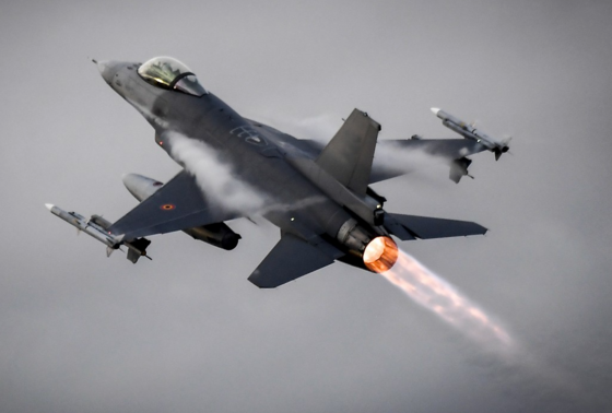    F-16