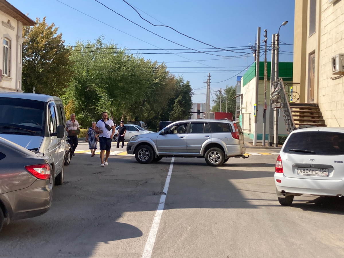 Это автомобиль не разворачивается. Это въезд закрыт. 