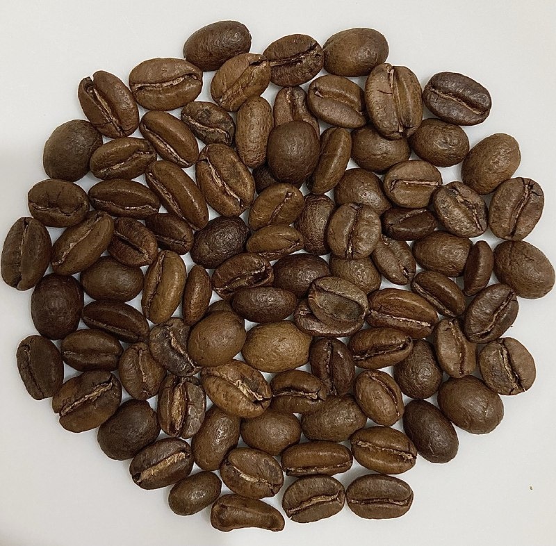 Естественная мутация бурбона - катурра, собранная на ферме Эль Робле, находящейся на высоте в 1700 метров, в северном регионе Колумбии - Сантандер. Владельцем фермы является Освальдо Асеведо, который из года в год обрабатывает катурру (и не только) методом углекислотной мацерации*. Само зерно довольно однородное, но с признаками, характерными для анаэробной ферментации: присутствует разнородность окраса, пигментация и выразительные сахара на поверхности зерна. 