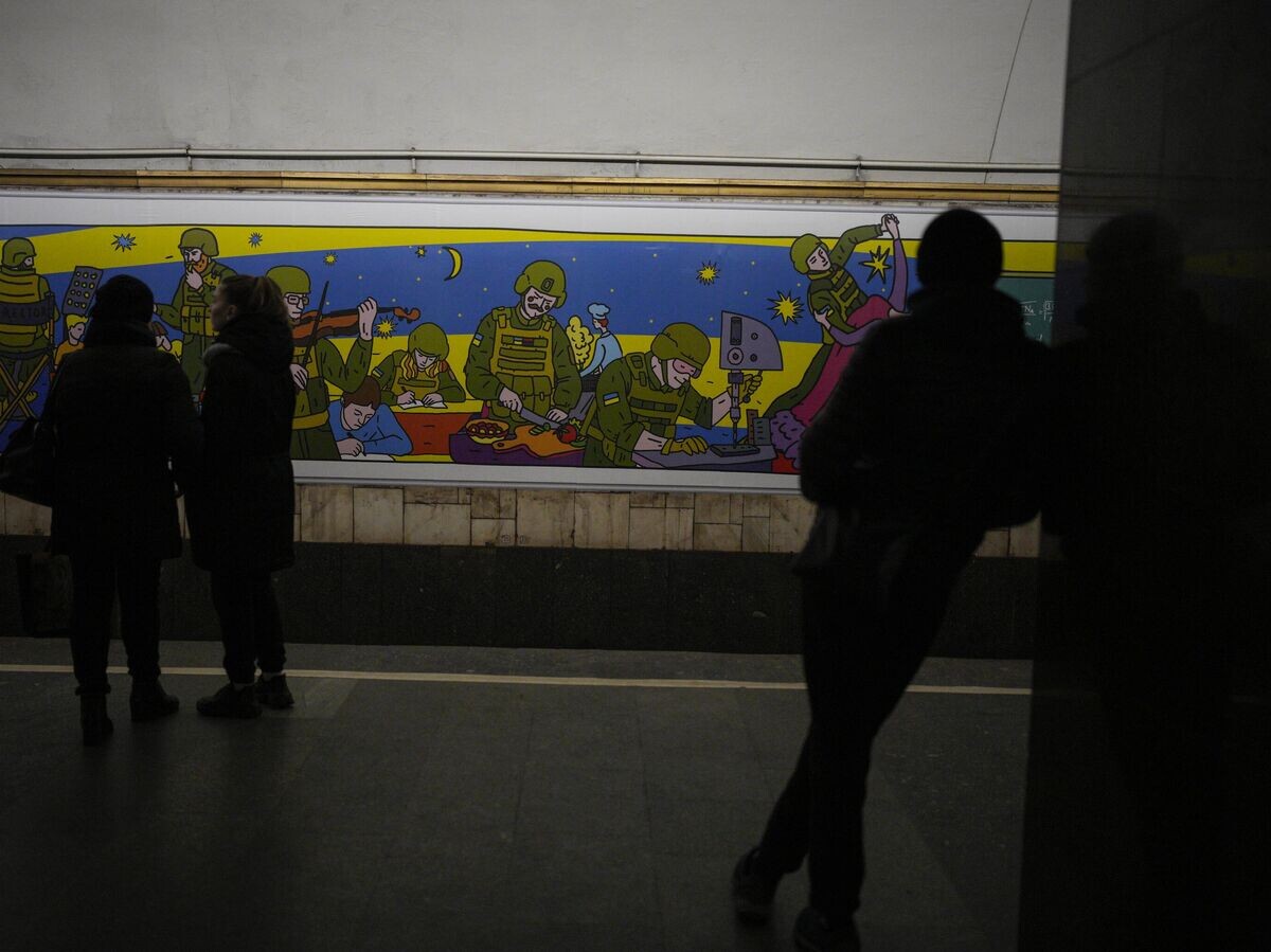    Люди собираются на станции метро во время воздушной сирены в Киеве, Украина© AP Photo / Daniel Cole
