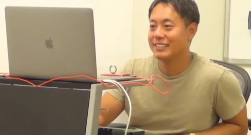 Наспался по 30 минут и учит других через интернет