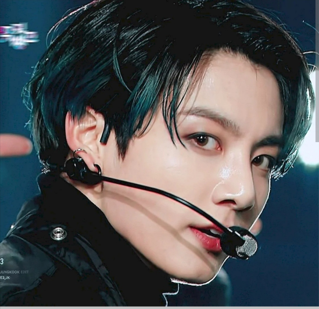 Взглядом за душу цепляет! 