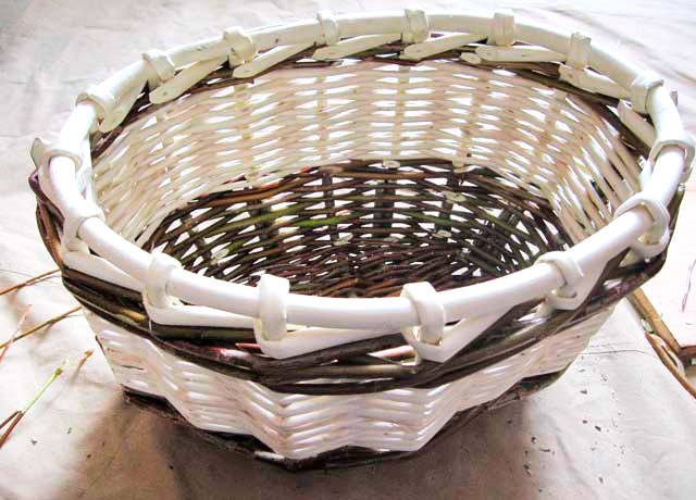 Плетение корзины из ивовой лозы