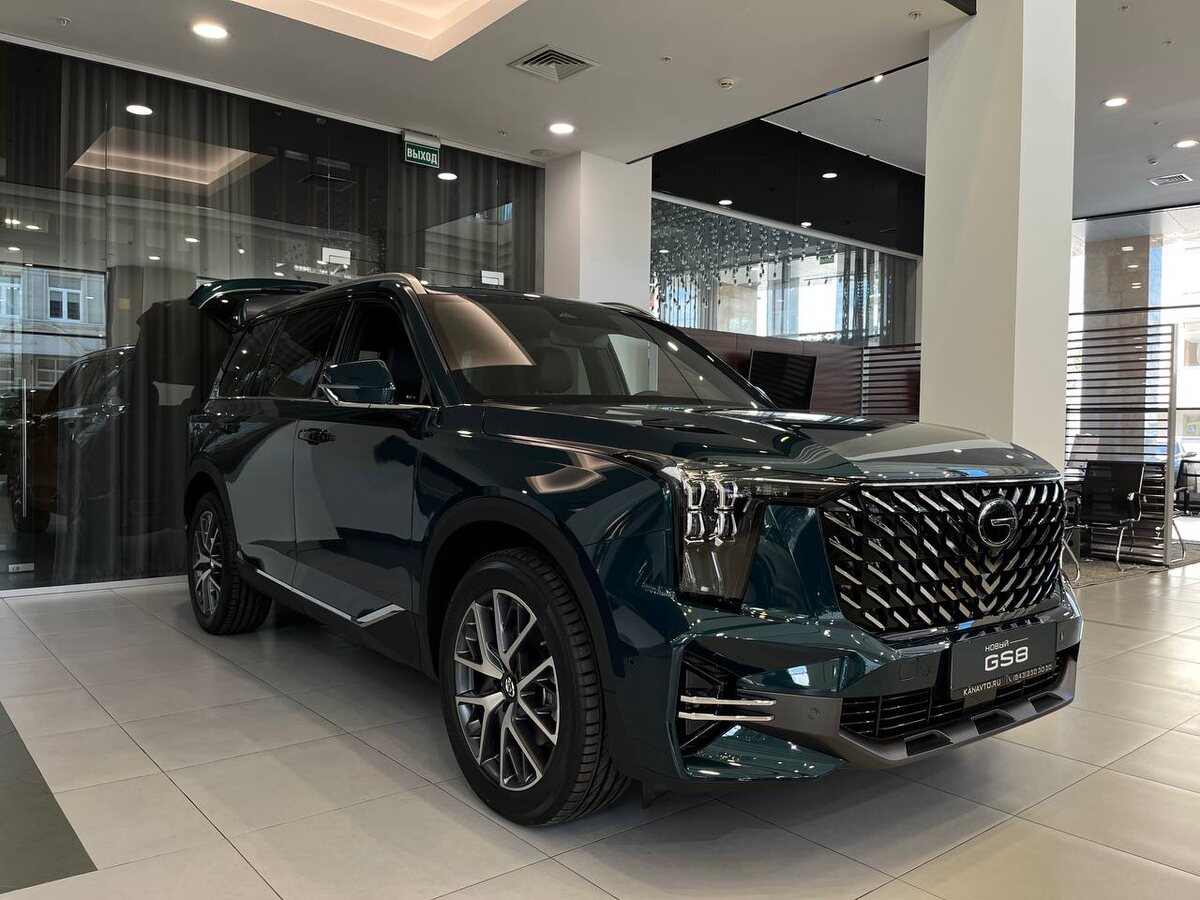 Тест-драйв GAC GS8 II: «новый бюджетный Bentley?» 🤔 #китай

На один день нам удалось приучить и даже подружиться с вторым поколением одного из самых успешных автомобилей на местном рынке: GS8. 

Абсолютно новый полноразмерный 7-местный внедорожник сочетает в себе форму и функциональность со смелым футуристическим дизайном, повышенной мощностью и интеллектуальными технологиями.

Интересный факт:
На внутреннем рынке Китая бренд GAC представлен под маркой Trumpchi.

Дизайн и эстетика:
Если вы хотите купить большой, коренастый семейный внедорожник с определенной долей шика, то GAC GS8, возможно, как раз то, что вам нужно. 

Не хотите верить нам на слово? 
Посмотрите на фотографии сами. 

С таким внушительным ростом, как Toyota Land Cruiser (4980 мм l x 1950 мм h x 1780 мм w) и кучей стиля, дополняющего его размер, GS8 — это то, что вы не можете игнорировать. 

Технические характеристики:
Тип кузова: 7-местный; 5-дверный среднеразмерный внедорожник
Двигатель: Переднее расположение двигателя; рядный 4-цилиндровый двигатель объемом 2,0 литра с турбонаддувом; полный привод
Трансмиссия: 8-ступенчатая автоматическая
Максимальная мощность: 248 л.с. при 5250 об/мин - 400 Нм при 1750–4000 об/мин Разгон от 0 до 100 км/ч: 8 секунд. 

Вердикт:
В мире растущих расходов, где латте стоит столько же, сколько и бизнес-ланч, китайские автомобили остаются выгодными покупками для среднего класса.

GAC GS8 — это доступная альтернатива для тех, кто жаждет автомобиля размером с Land Cruiser. 

И давайте будем честны, даже несмотря на то, что остаточная стоимость и коэффициенты надежности еще не определены, такие автомобили, как GS8, начинают заставлять ярлык «Сделано в Китае» выглядеть привлекательным.
