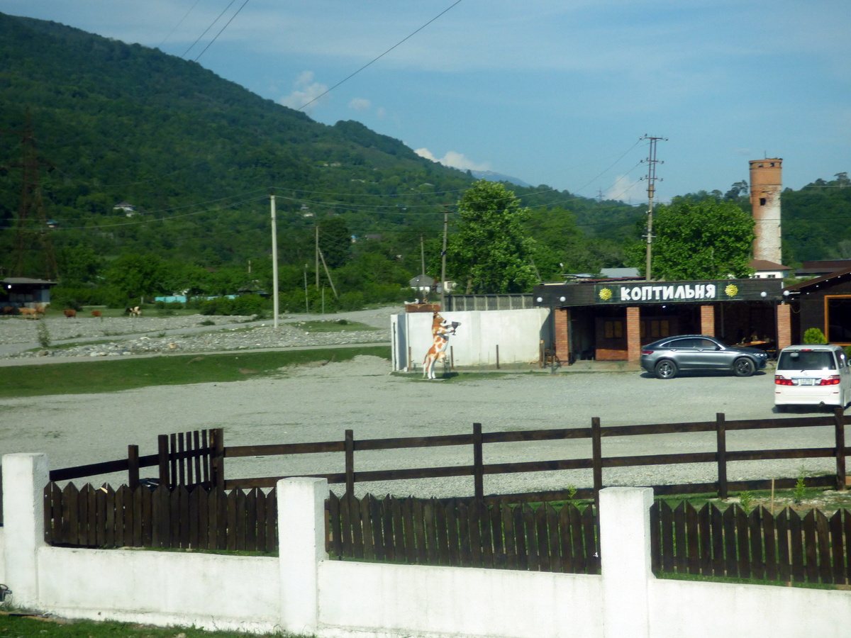 Тут прекрасно всё. И корова с бокалом (я уверена, что там молоко), и коптильня рядом