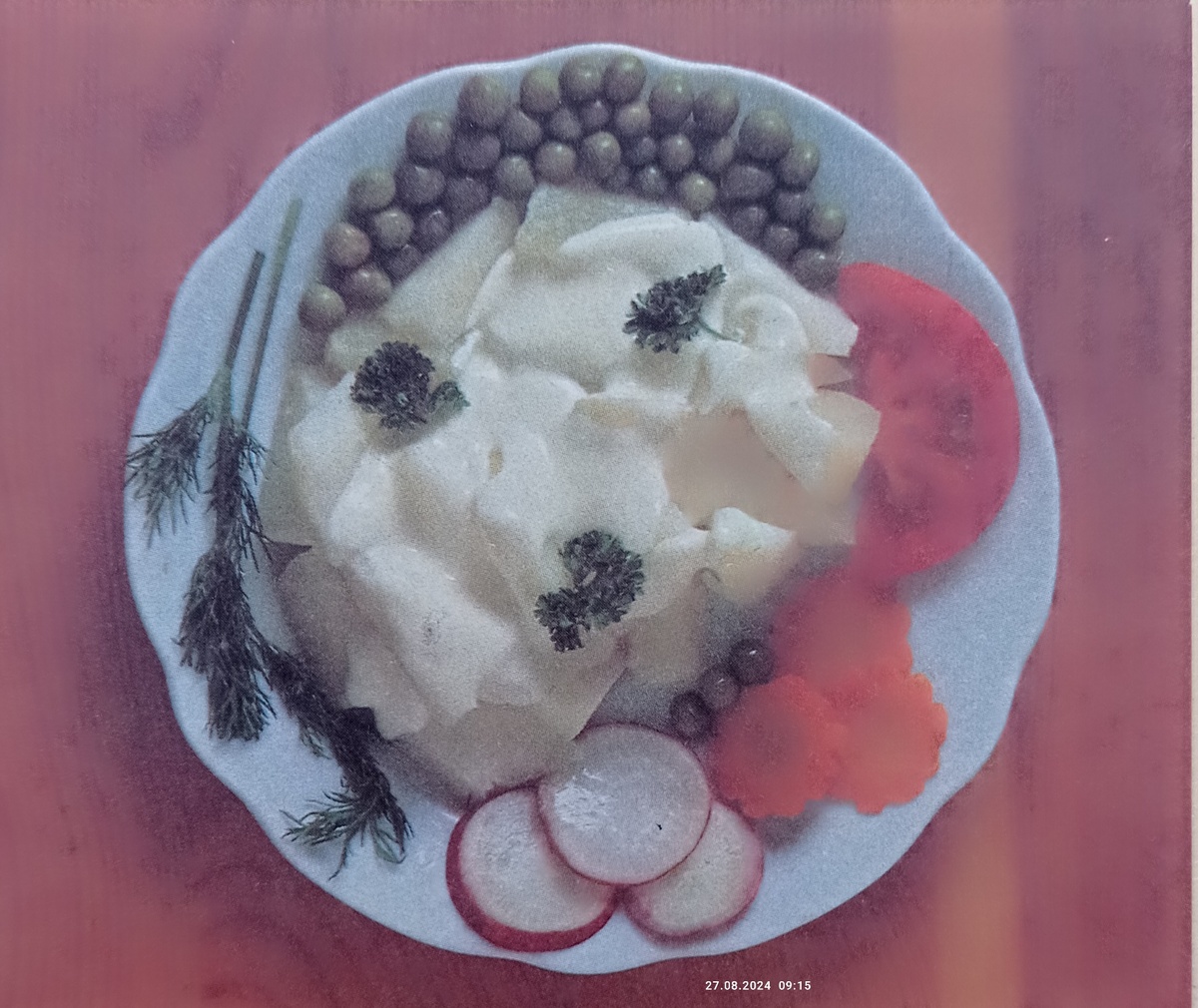 Кольраби очистить, нарезать небольшими ломтиками, посолить, запанировать в муке и слегка обжарить на масле. Затем положить в кастрюлю, добавить молотый перец, корицу и заправить сметаной,смешанной с томатной пастой. Тушить кольраби под крышкой на слабом огне 40 мин. При подаче на стол посыпать зеленью петрушки или укропа. 