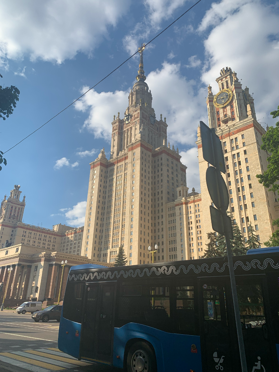 Узнаваемый московский автобус в кадр попал. Да-да, они есть тут