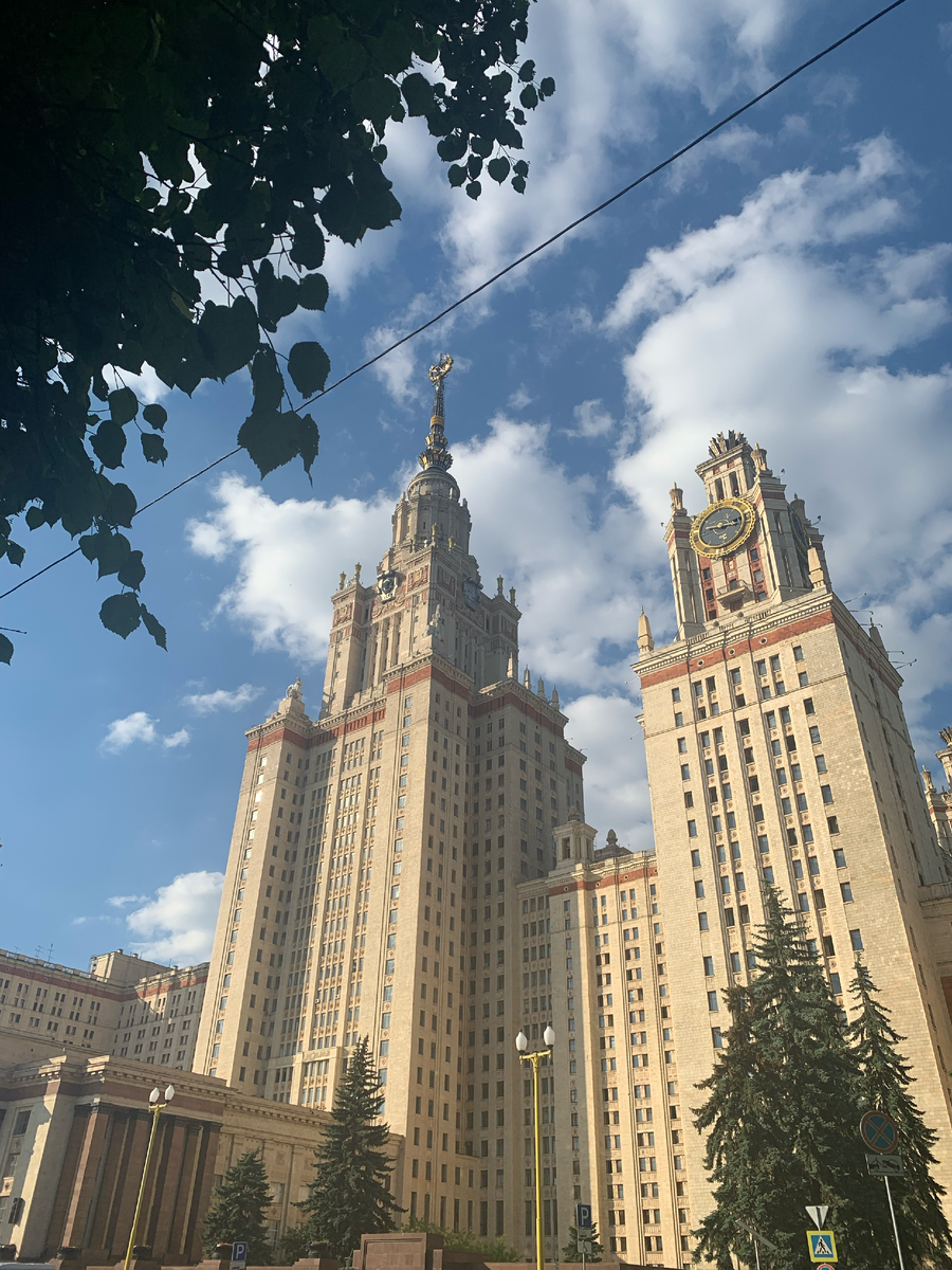 Главное здание МГУ, обратите внимание на детали (часы, шпиль) - порассматривайте, я о них ниже ещё расскажу