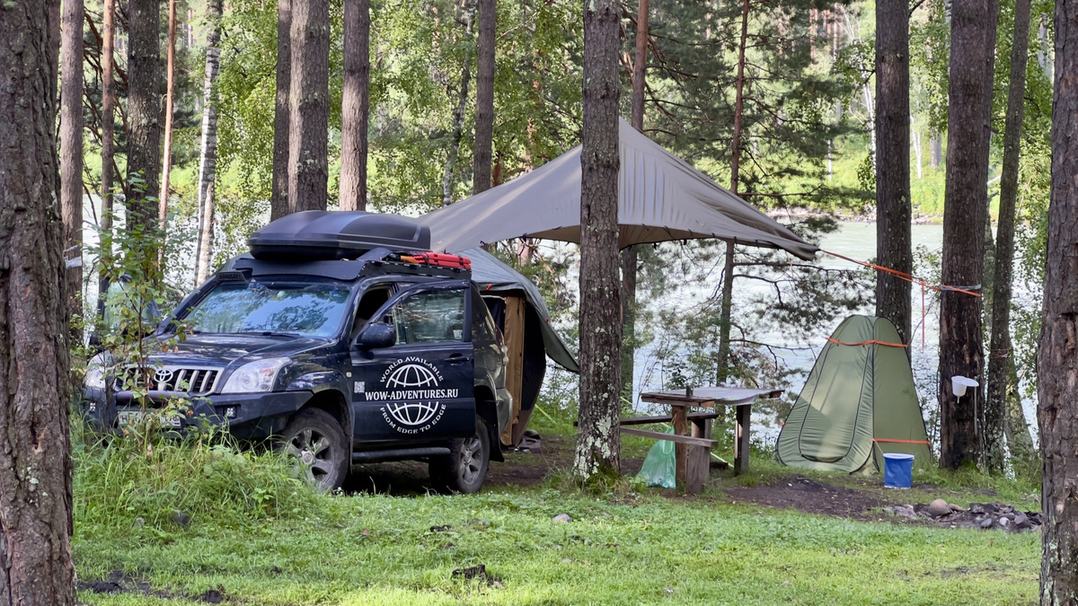Правда и он — это уже не просто полипропиленовая тряпочка размером 4х6 метра с люверсами из строительного магазина на веревочках, растянутых между деревьями, с которой всё начиналось, а именитая ткань OXFORD 240 размером 4х4,4 метра, самостоятельно усиленная яркими стропами и красными телескопическими стойками MATRIX (1,5-3 метра) из того же строительного магазина…