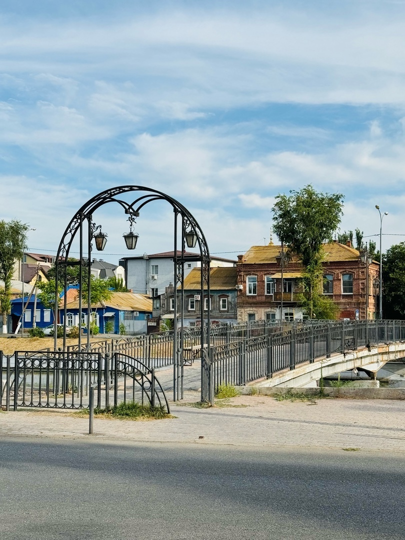 В Астрахани много каналов и мостов. Романтично!