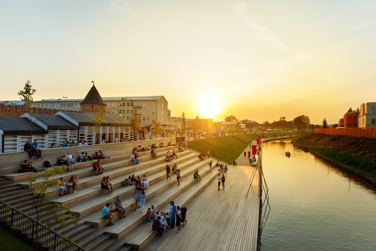 Реконструированная Казанская набережная — одна из главных достопримечательностей Тулы. Здесь есть велодорожки, кофейни, арт-объекты, можно взять напрокат самокат. © Mikhail Starodubov | Dreamstime.com