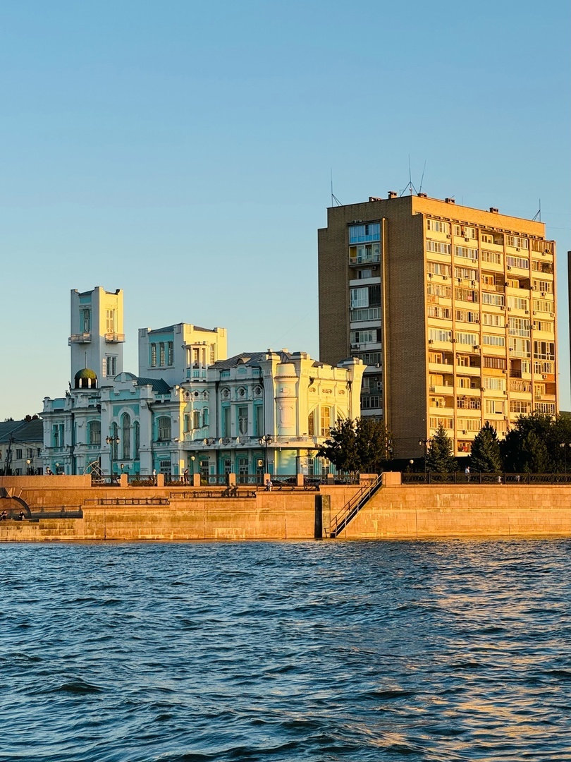Вид на ЗАГС, бывшую биржу. Дом в виде парохода с трубой