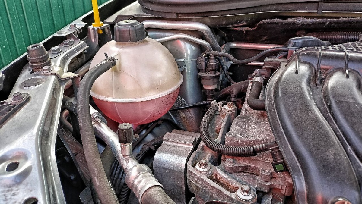 Уровень антифриза в расширительном бачке Lada Vesta