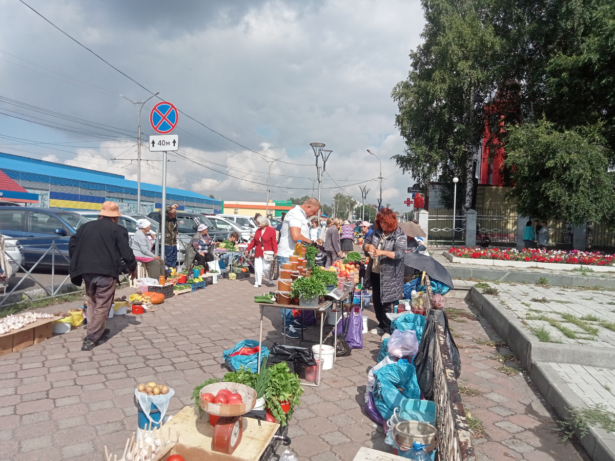 Два ряда торговцев тянутся вдоль пешеходной полосы