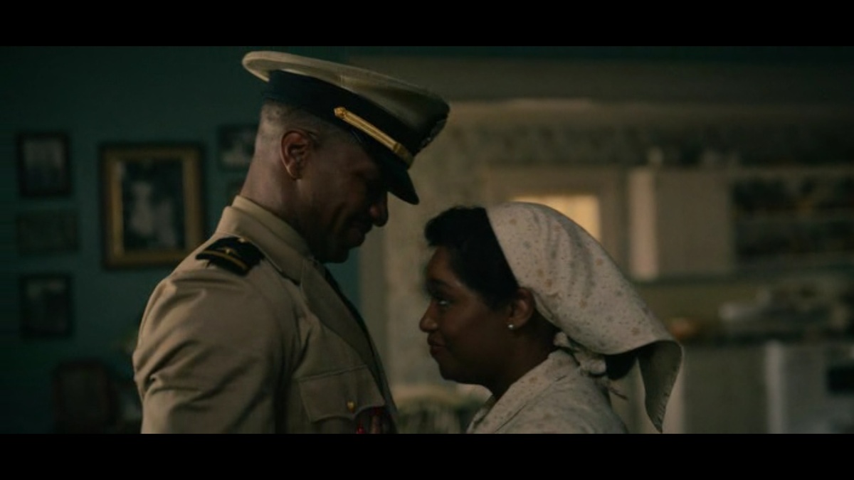 Джесси Лерой Браун в форме с погонами энсина с женой. Кадр из фильма