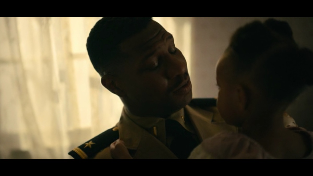 Джесси Лерой Браун в форме с погонами энсина. Кадр из фильма