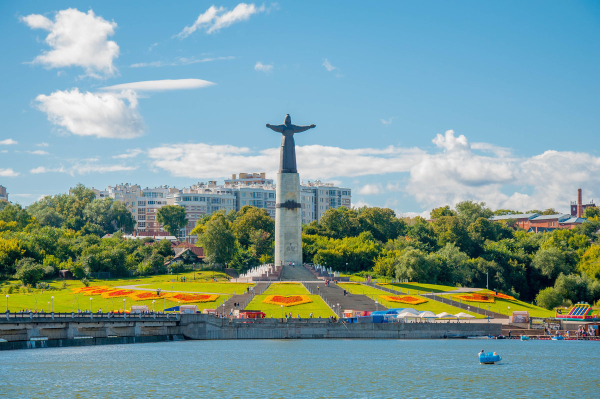 Монумент Матери- покровительницы в историческом центре Чебоксар