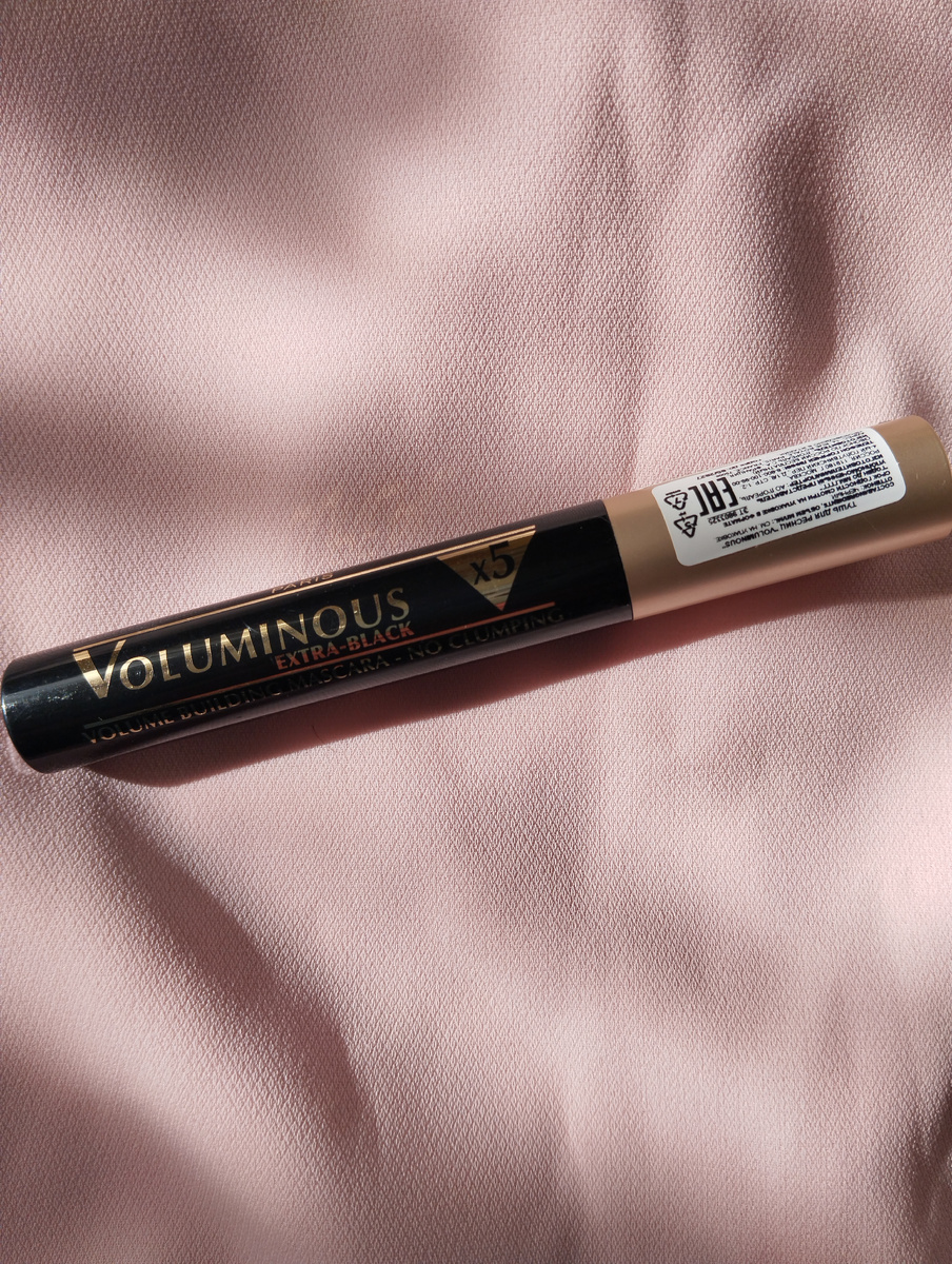 Тушь для ресниц L'Oréal Paris Voluminous Extra Black.