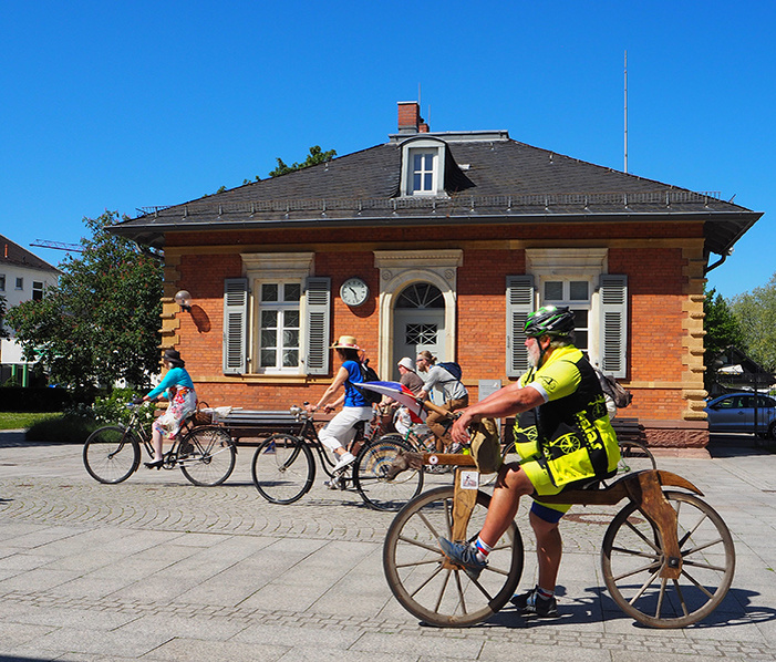 Фото с фестиваля IVCA-Rally-2017, посвященного 200-летию получения бароном Карлом фон Драйсом первого патента на "бегунок" и проведенного на его родине - в германском городе Карлсруэ. Мощный дядя на "бегунке" - вице-Чемпион Европы по гонкам на таких машинах. ;-) Фото Андрея Мятиева.